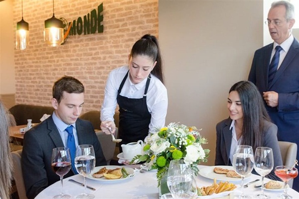 Bí kíp chinh phục nhà tuyển dụng, quản lý nhà hàng phải có kỹ năng giao tiếp tốt - nguồn ảnh:internet.